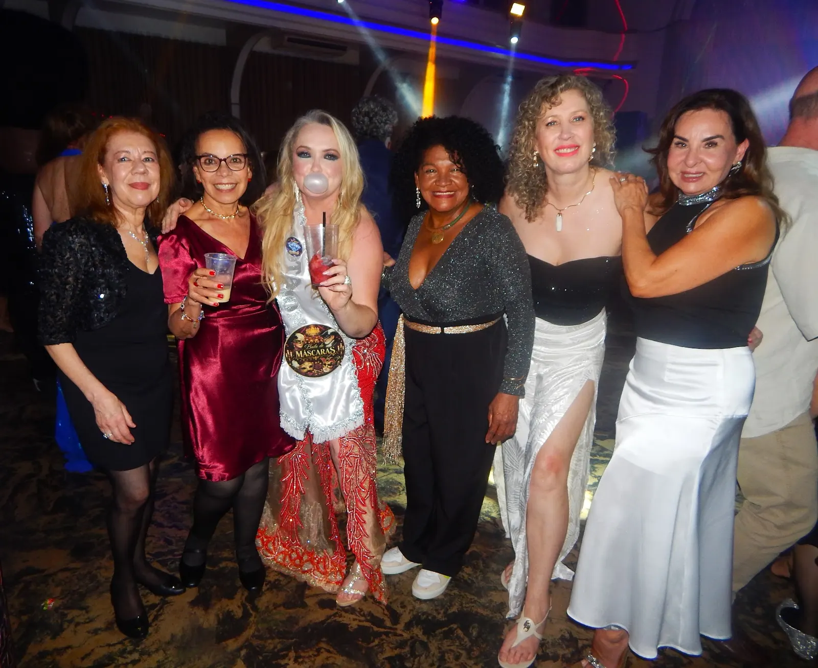 Amigas reunidas no Baile do Diamante